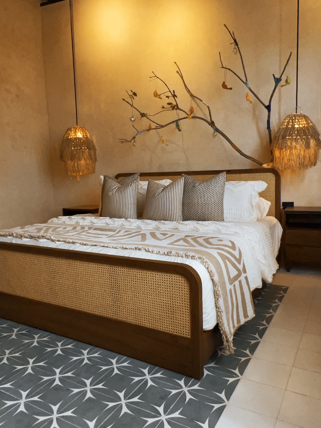 Cama de madera con cabecera y piecera de rejilla