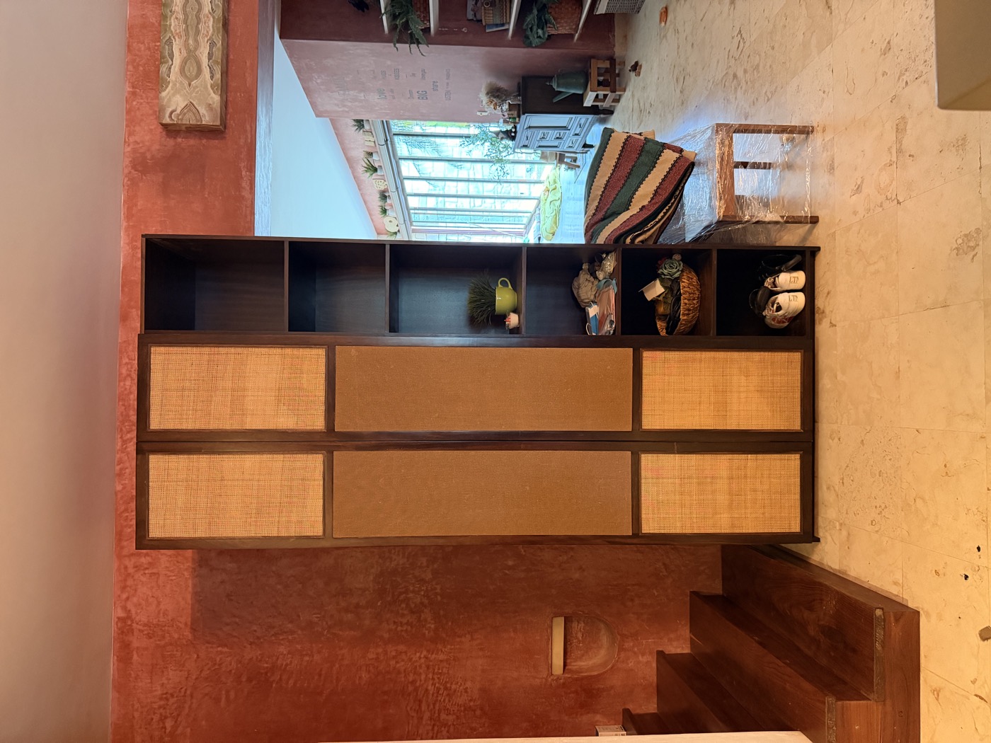 Clóset alto con puertas de rejilla y repisas abiertas