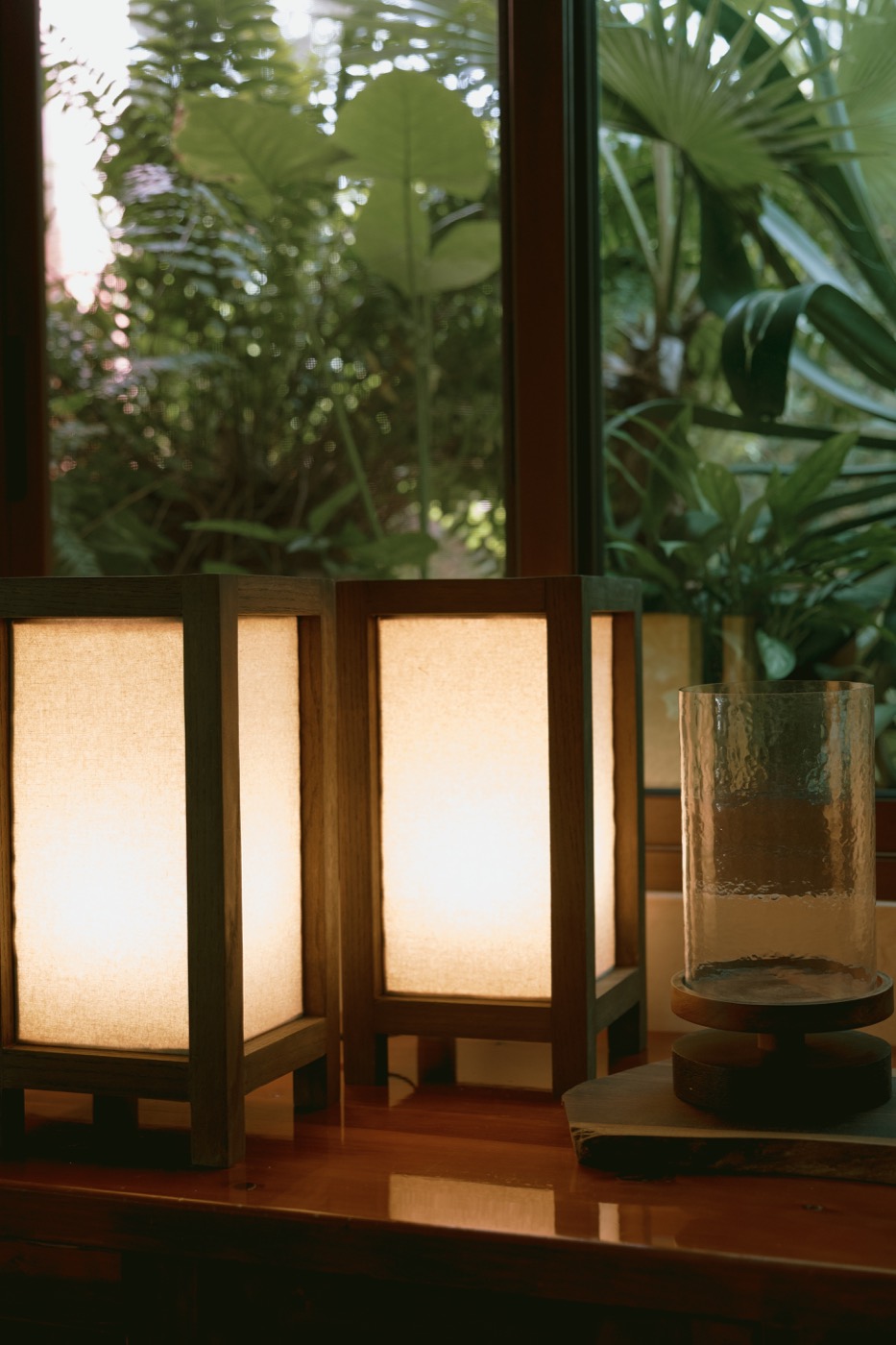 Par de lámparas encendidas frente a la ventana