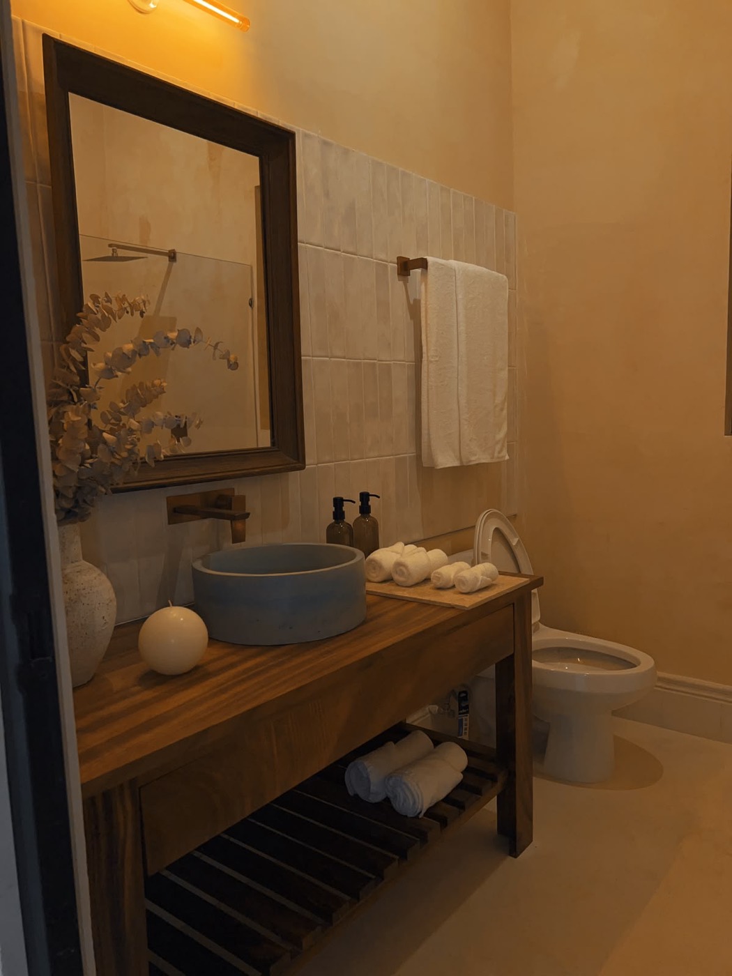 Mueble de lavabo de madera con entrepaño de listones